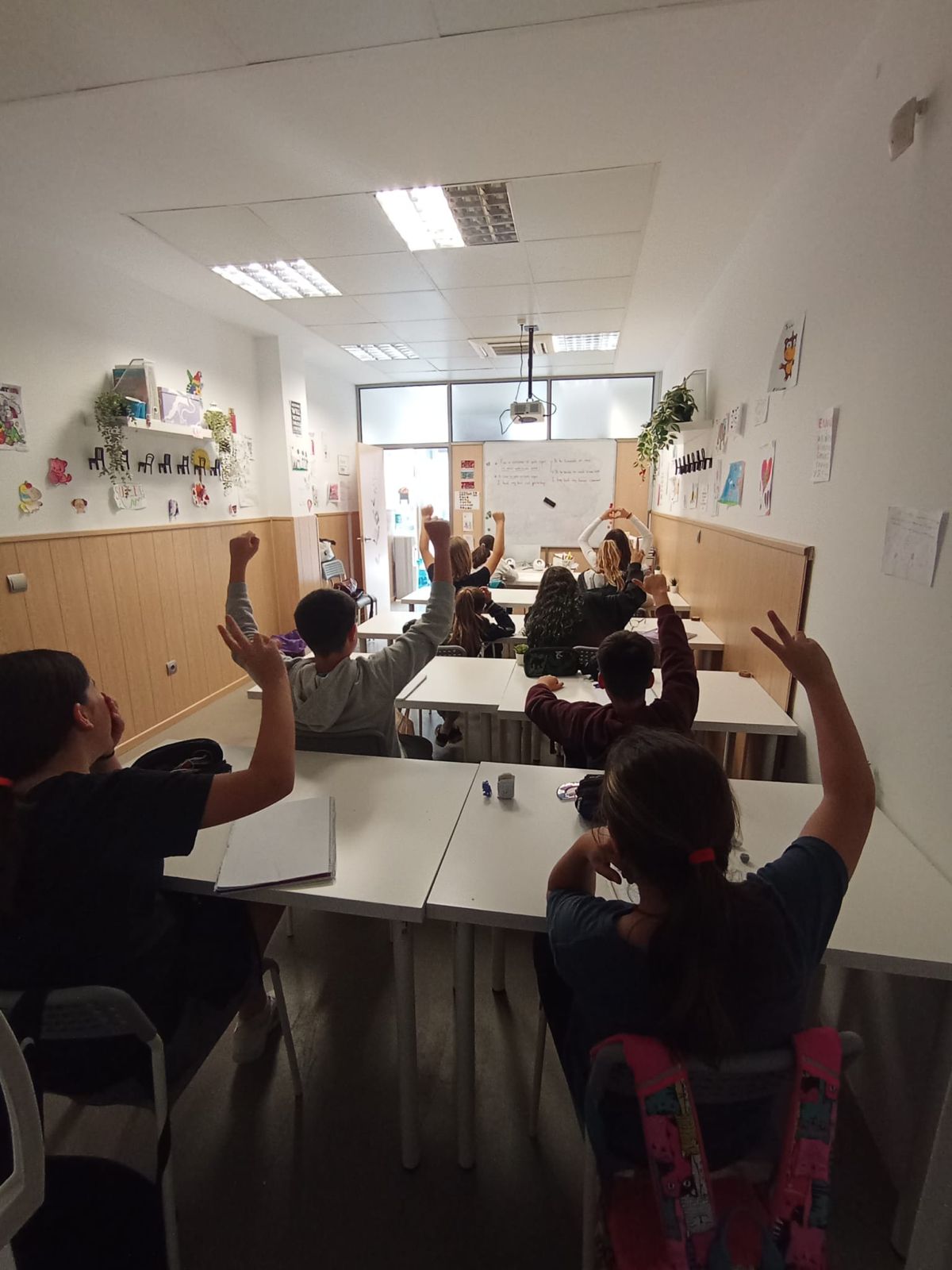 Alumnos participando en las clases de CLEA Academia